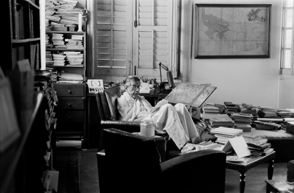 satyajit-ray-003-at-work-in-his-study-at-bishop-lefroy-road-calcutta